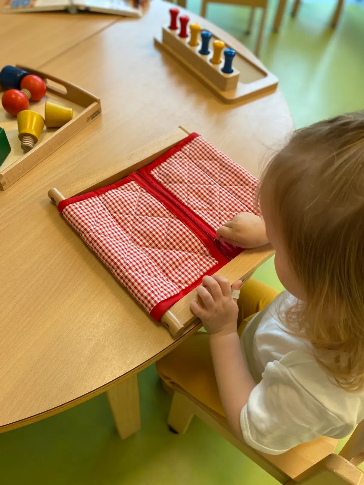 Ein Kind arbeitet mit Montessori-Material