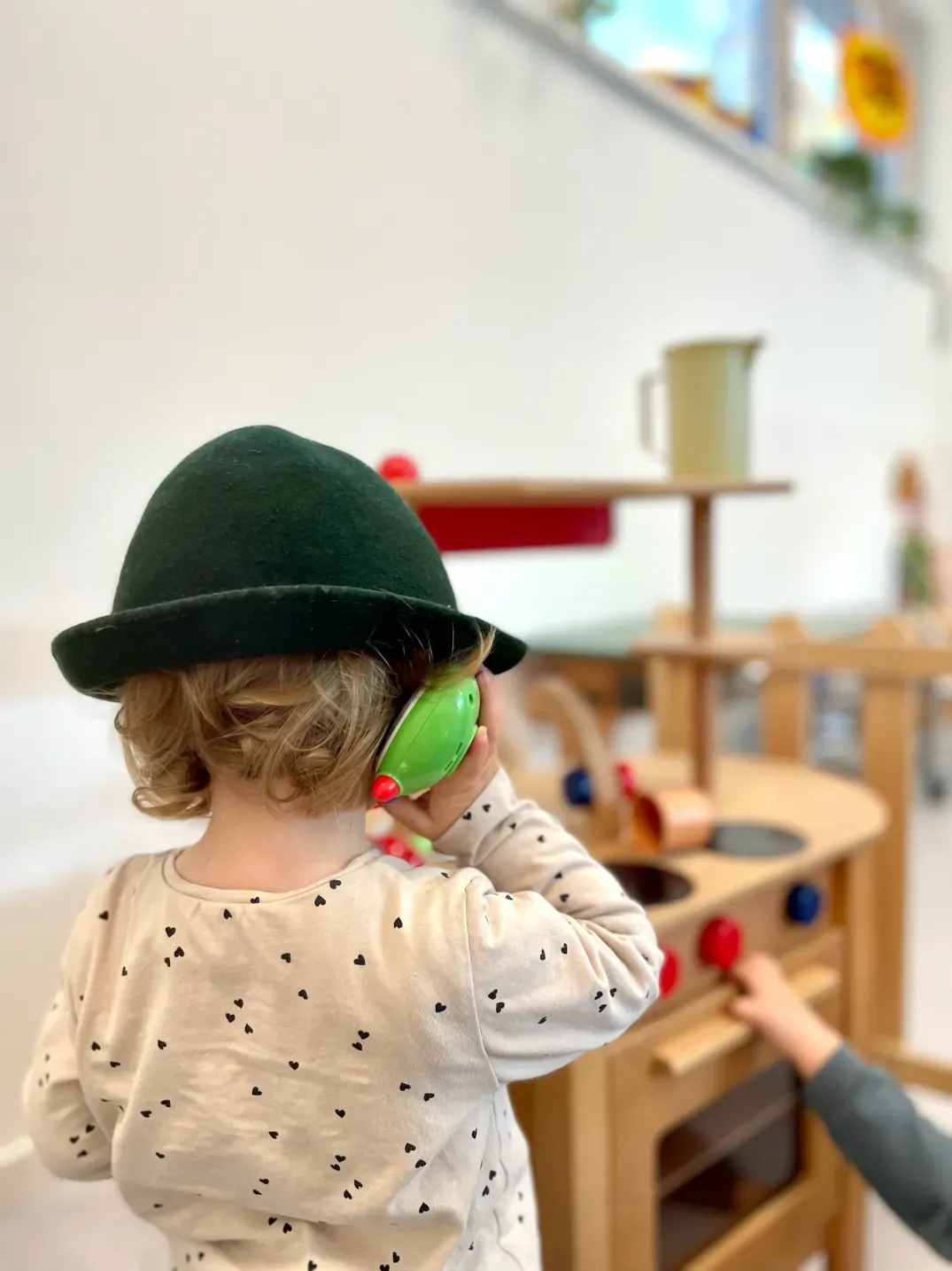 Kind mit Spielzeugtelefon