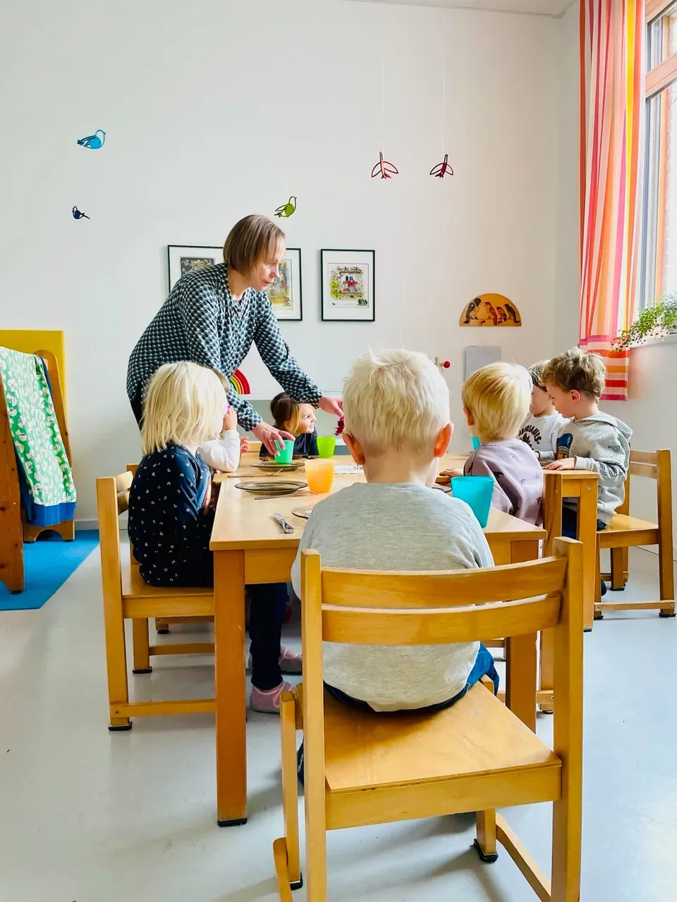Kinder am Esstisch in der Kindertagesstätte