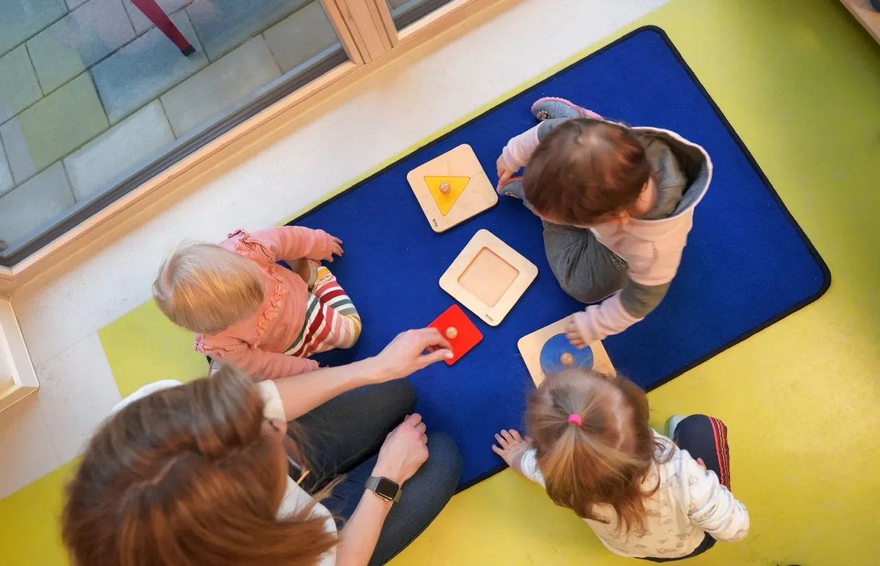 Kinder spielen mit Montessori-Material
