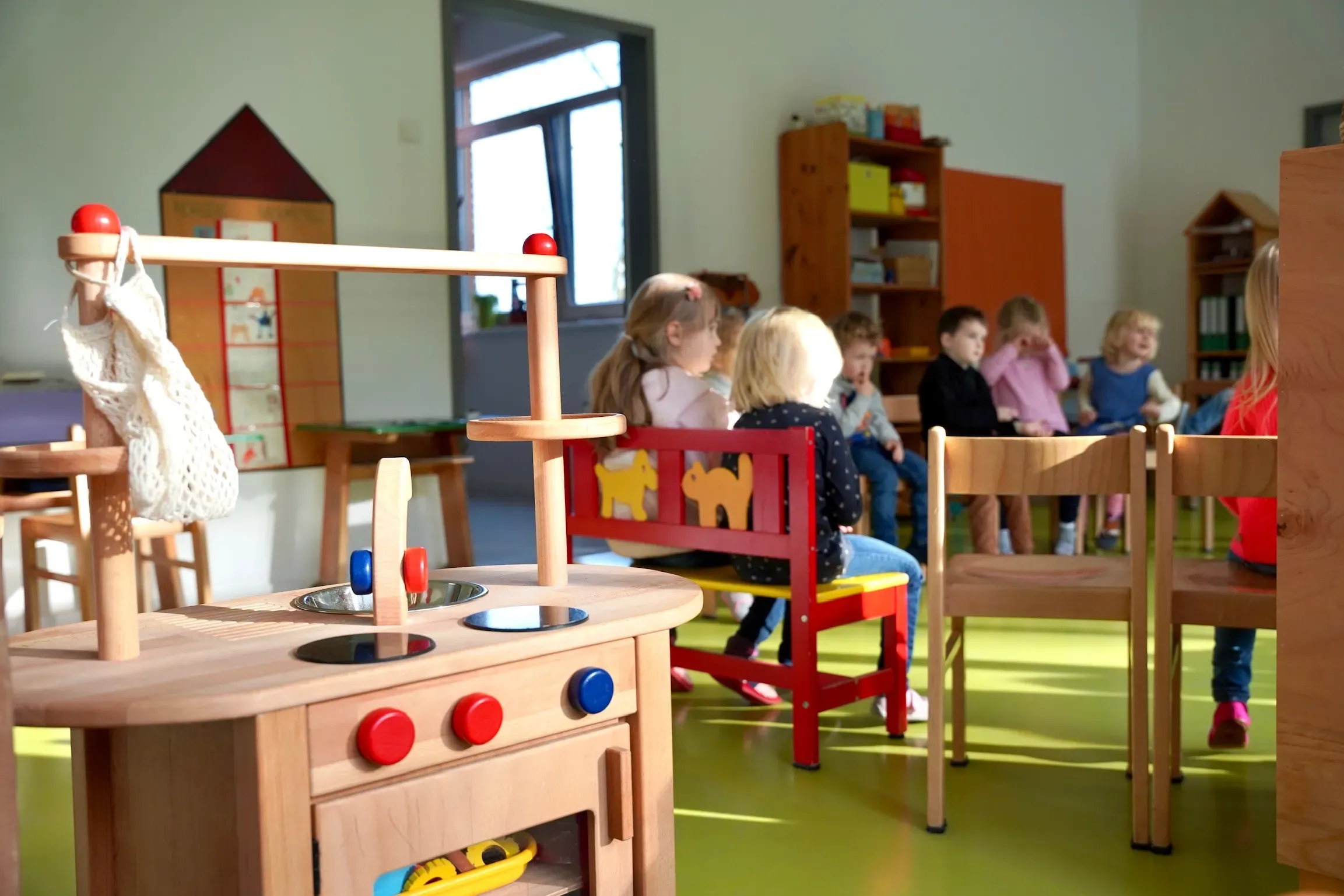 Ein Kind arbeitet mit Montessori-Material