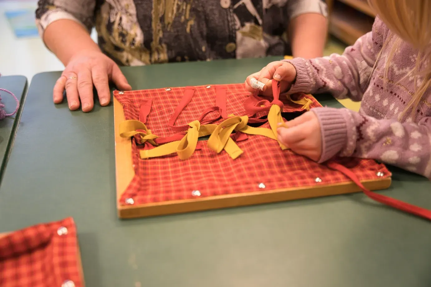Kinder spielen mit Montessori-Material