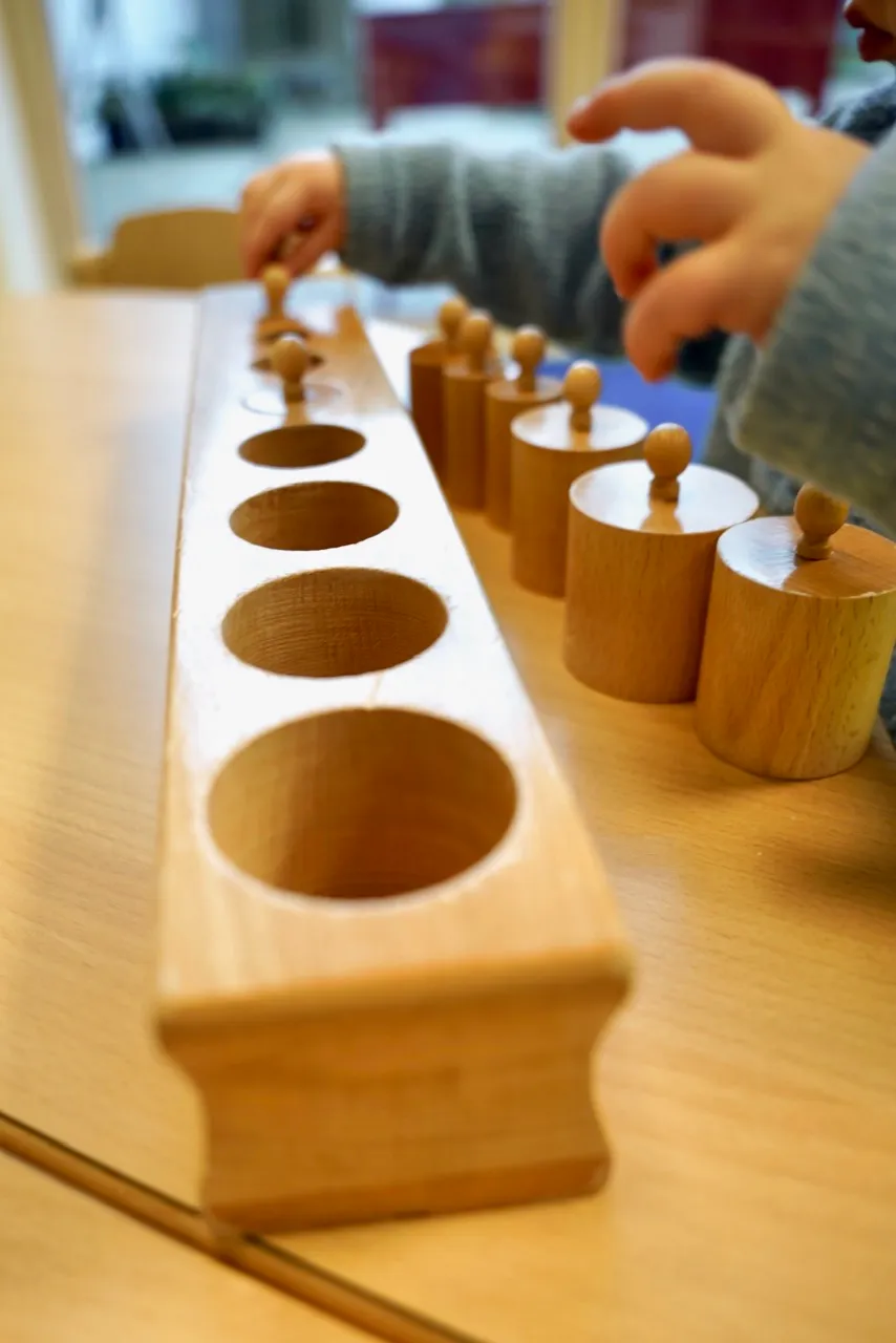 Kinder arbeiten mit Steckmaterial