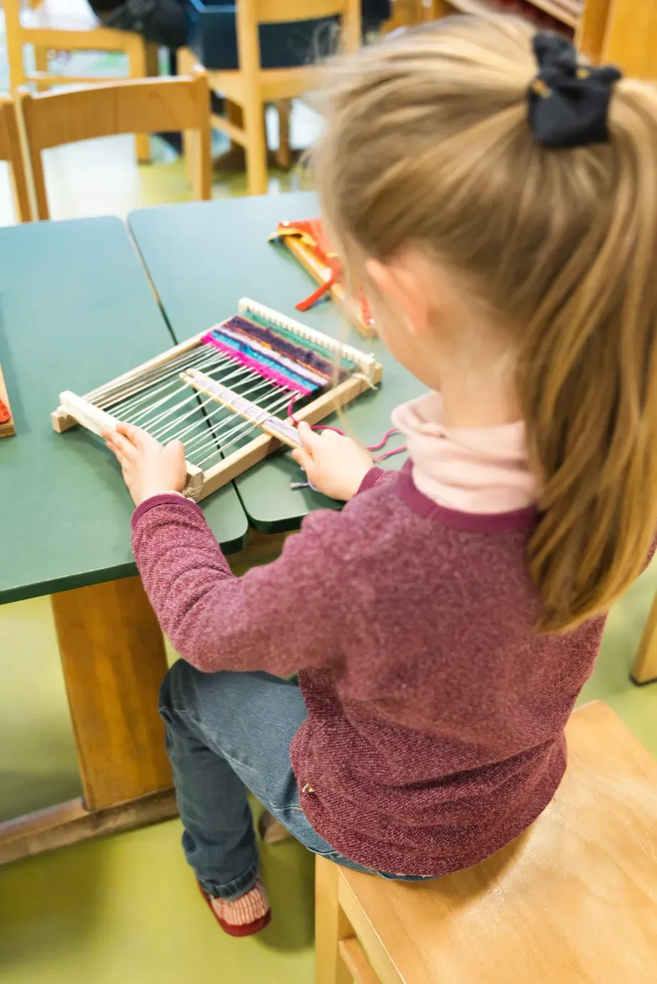 Kinder arbeiten mit Steckmaterial